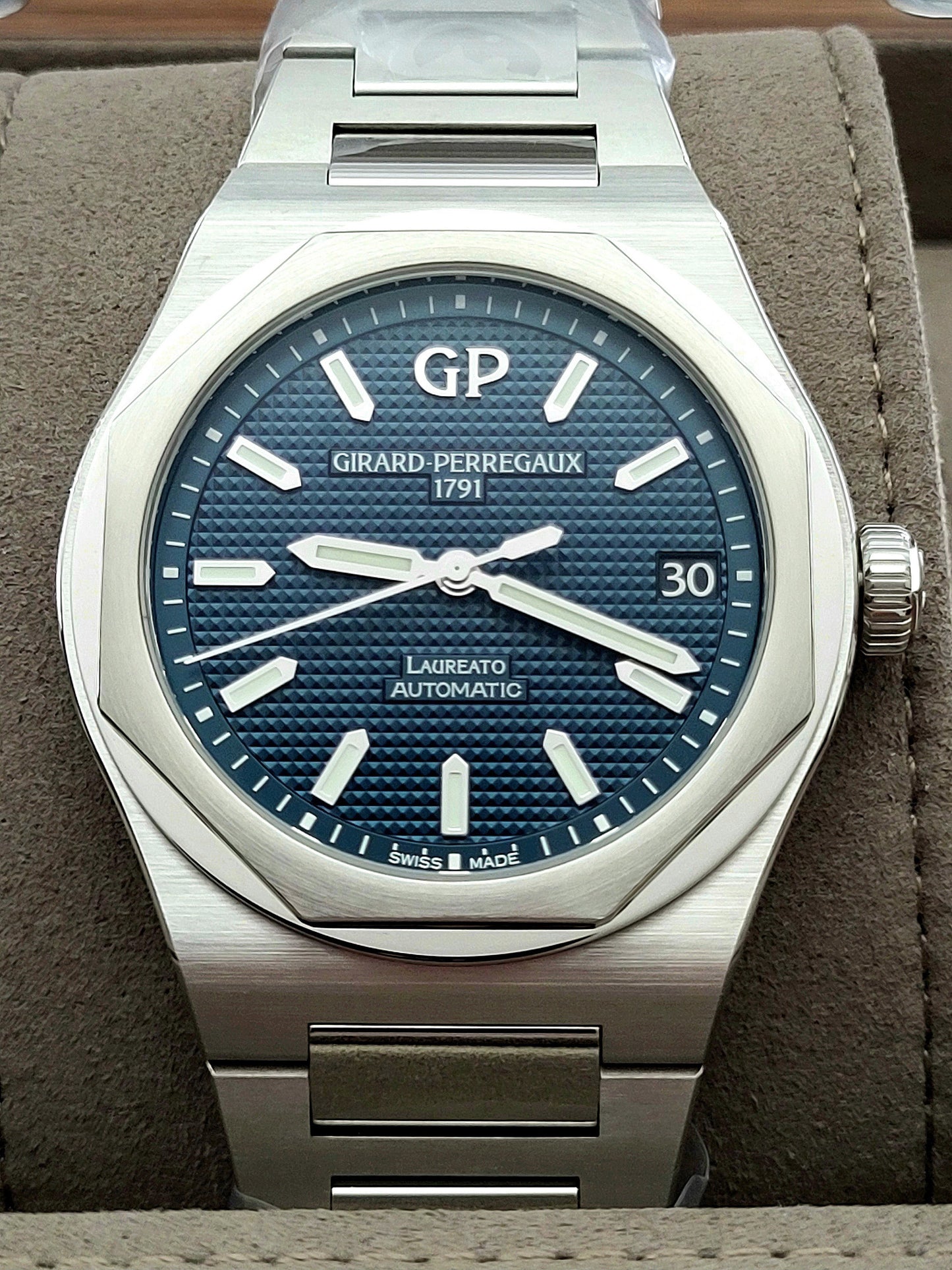 Girard Perregaux Laureato 81010-11-431-11A