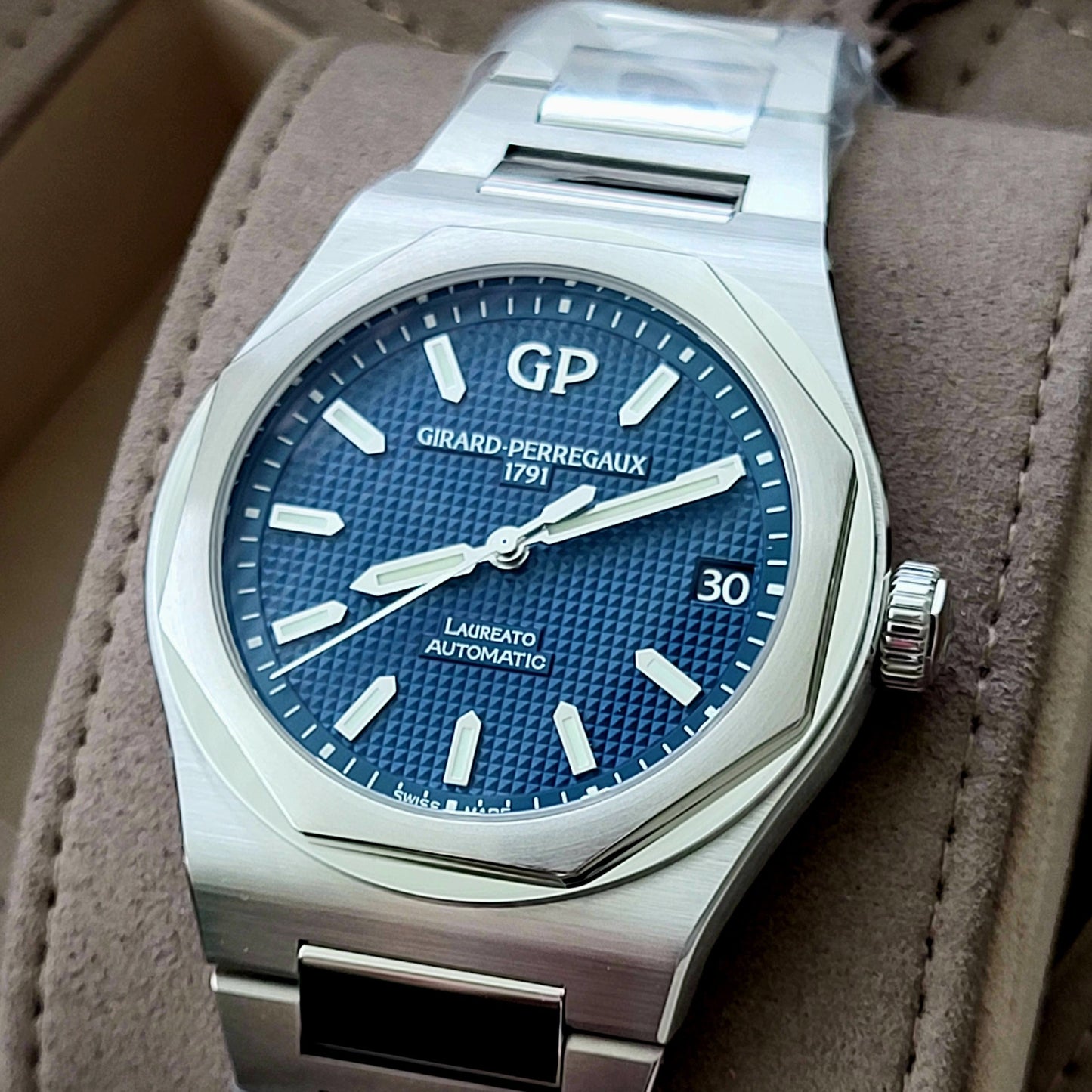 Girard Perregaux Laureato 81010-11-431-11A