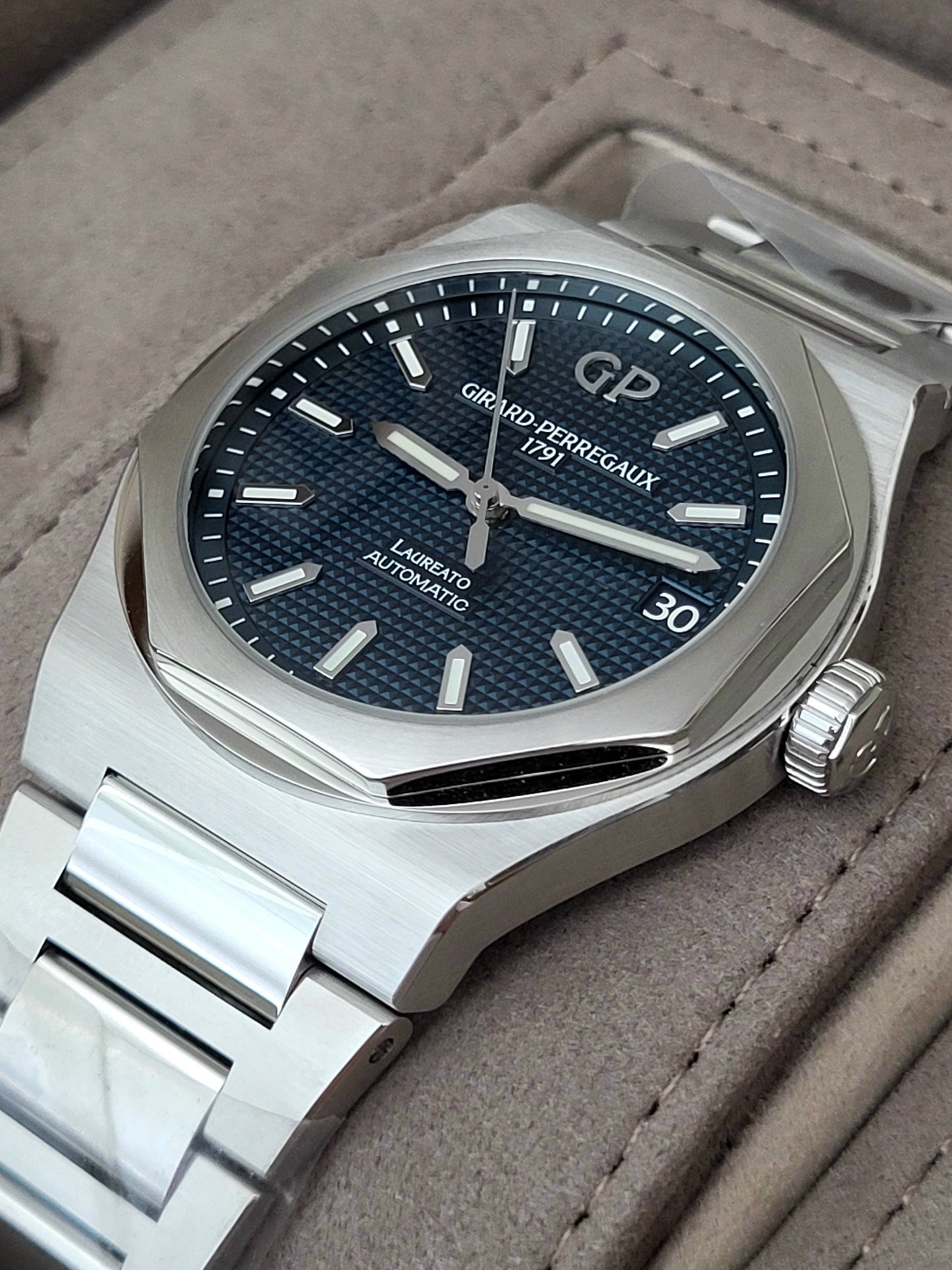 Girard Perregaux Laureato 81010-11-431-11A