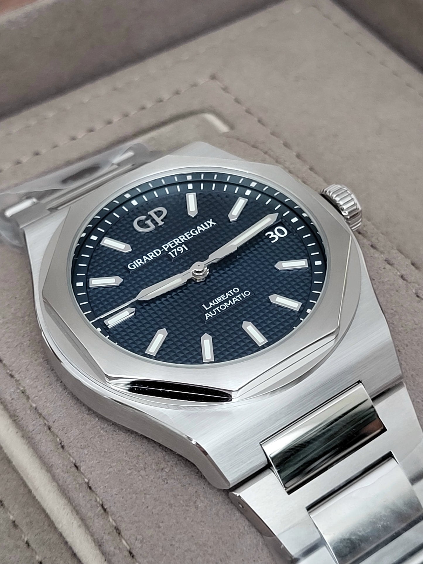 Girard Perregaux Laureato 81010-11-431-11A