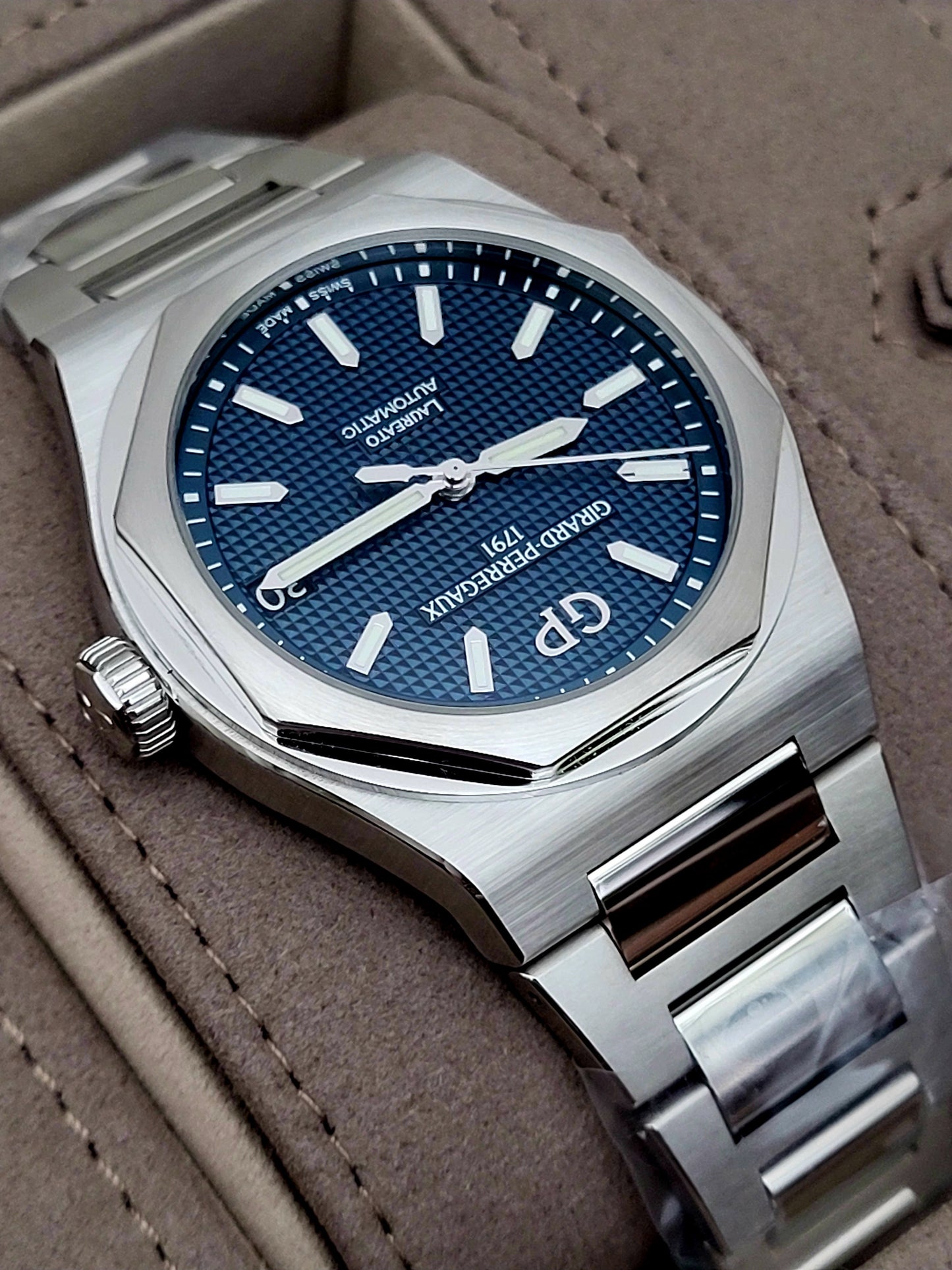 Girard Perregaux Laureato 81010-11-431-11A
