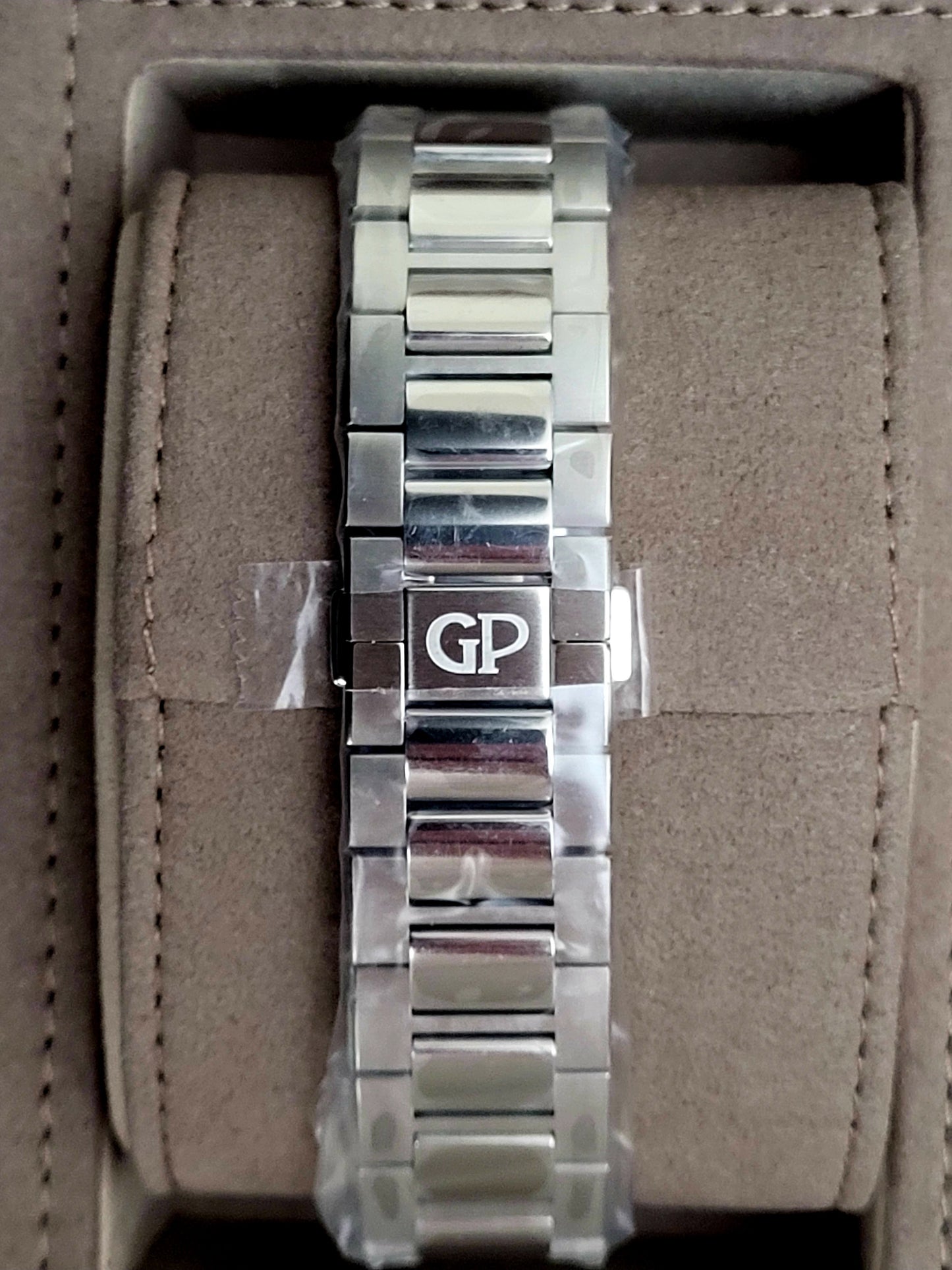 Girard Perregaux Laureato 81010-11-431-11A