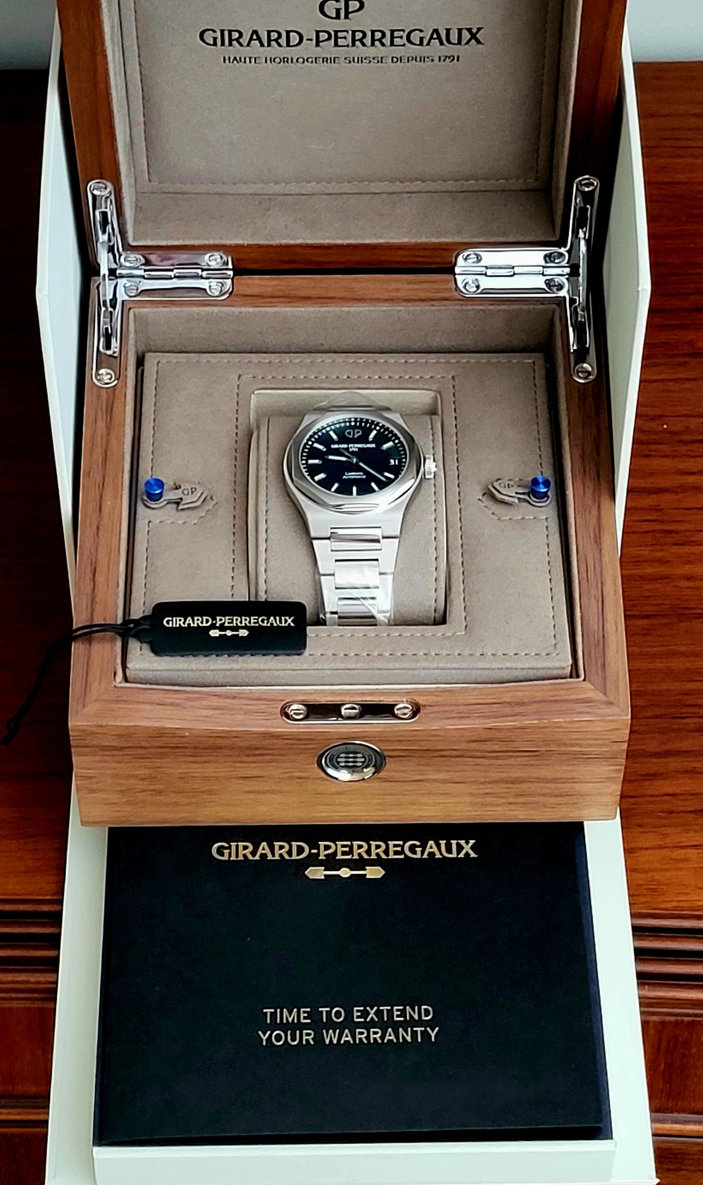 Girard Perregaux Laureato 81010-11-431-11A