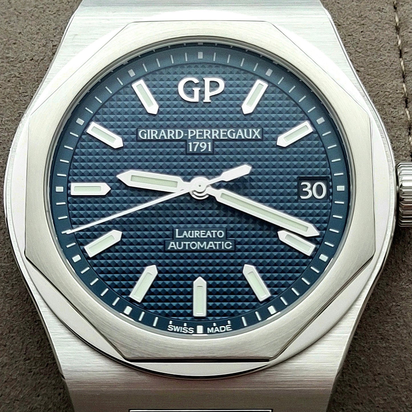 Girard Perregaux Laureato 81010-11-431-11A